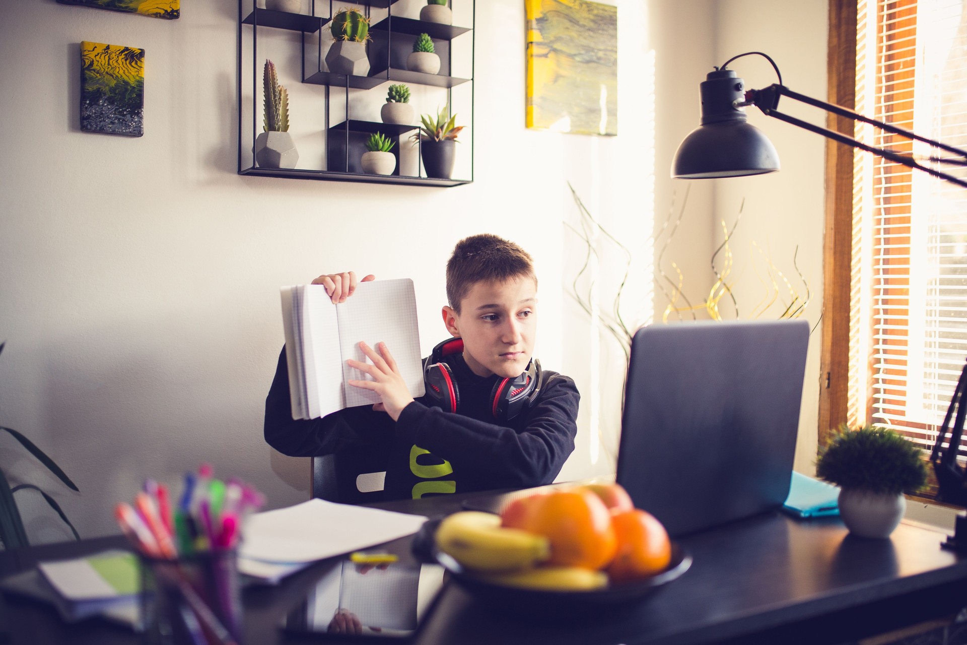 Adolescent faisant le travail
